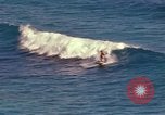 Immagine di Una spiaggia Honolulu Hawaii USA, 1967, secondo 32 filmato di repertorio 65675065910