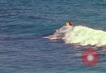 Immagine di Una spiaggia Honolulu Hawaii USA, 1967, secondo 40 filmato di repertorio 65675065910
