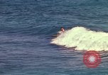 Immagine di Una spiaggia Honolulu Hawaii USA, 1967, secondo 42 filmato di repertorio 65675065910