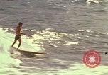 Immagine di Una spiaggia Honolulu Hawaii USA, 1967, secondo 58 filmato di repertorio 65675065910