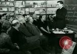 Standbild Einwanderer und Flüchtlinge lernen Nutzung von Telefon New York United States USA, 1941, aus Sekunde 11 historischem Filmmaterial Videoclip 65675065923