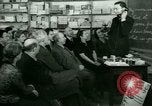 Standbild Einwanderer und Flüchtlinge lernen Nutzung von Telefon New York United States USA, 1941, aus Sekunde 12 historischem Filmmaterial Videoclip 65675065923