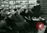 Standbild Einwanderer und Flüchtlinge lernen Nutzung von Telefon New York United States USA, 1941, aus Sekunde 13 historischem Filmmaterial Videoclip 65675065923