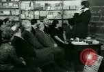 Standbild Einwanderer und Flüchtlinge lernen Nutzung von Telefon New York United States USA, 1941, aus Sekunde 14 historischem Filmmaterial Videoclip 65675065923