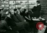 Standbild Einwanderer und Flüchtlinge lernen Nutzung von Telefon New York United States USA, 1941, aus Sekunde 15 historischem Filmmaterial Videoclip 65675065923