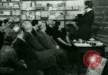 Standbild Einwanderer und Flüchtlinge lernen Nutzung von Telefon New York United States USA, 1941, aus Sekunde 16 historischem Filmmaterial Videoclip 65675065923