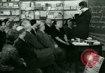 Standbild Einwanderer und Flüchtlinge lernen Nutzung von Telefon New York United States USA, 1941, aus Sekunde 17 historischem Filmmaterial Videoclip 65675065923