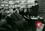 Standbild Einwanderer und Flüchtlinge lernen Nutzung von Telefon New York United States USA, 1941, aus Sekunde 18 historischem Filmmaterial Videoclip 65675065923