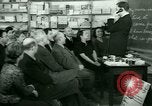 Standbild Einwanderer und Flüchtlinge lernen Nutzung von Telefon New York United States USA, 1941, aus Sekunde 21 historischem Filmmaterial Videoclip 65675065923