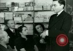 Standbild Einwanderer und Flüchtlinge lernen Nutzung von Telefon New York United States USA, 1941, aus Sekunde 22 historischem Filmmaterial Videoclip 65675065923