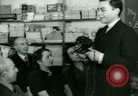 Standbild Einwanderer und Flüchtlinge lernen Nutzung von Telefon New York United States USA, 1941, aus Sekunde 23 historischem Filmmaterial Videoclip 65675065923