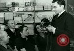 Standbild Einwanderer und Flüchtlinge lernen Nutzung von Telefon New York United States USA, 1941, aus Sekunde 24 historischem Filmmaterial Videoclip 65675065923
