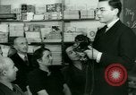 Standbild Einwanderer und Flüchtlinge lernen Nutzung von Telefon New York United States USA, 1941, aus Sekunde 25 historischem Filmmaterial Videoclip 65675065923