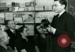 Standbild Einwanderer und Flüchtlinge lernen Nutzung von Telefon New York United States USA, 1941, aus Sekunde 26 historischem Filmmaterial Videoclip 65675065923
