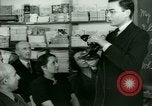 Standbild Einwanderer und Flüchtlinge lernen Nutzung von Telefon New York United States USA, 1941, aus Sekunde 28 historischem Filmmaterial Videoclip 65675065923