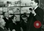Standbild Einwanderer und Flüchtlinge lernen Nutzung von Telefon New York United States USA, 1941, aus Sekunde 29 historischem Filmmaterial Videoclip 65675065923