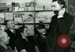 Standbild Einwanderer und Flüchtlinge lernen Nutzung von Telefon New York United States USA, 1941, aus Sekunde 30 historischem Filmmaterial Videoclip 65675065923