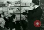 Standbild Einwanderer und Flüchtlinge lernen Nutzung von Telefon New York United States USA, 1941, aus Sekunde 31 historischem Filmmaterial Videoclip 65675065923