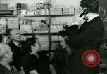 Standbild Einwanderer und Flüchtlinge lernen Nutzung von Telefon New York United States USA, 1941, aus Sekunde 32 historischem Filmmaterial Videoclip 65675065923