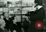 Standbild Einwanderer und Flüchtlinge lernen Nutzung von Telefon New York United States USA, 1941, aus Sekunde 33 historischem Filmmaterial Videoclip 65675065923