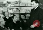 Standbild Einwanderer und Flüchtlinge lernen Nutzung von Telefon New York United States USA, 1941, aus Sekunde 34 historischem Filmmaterial Videoclip 65675065923