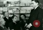 Standbild Einwanderer und Flüchtlinge lernen Nutzung von Telefon New York United States USA, 1941, aus Sekunde 35 historischem Filmmaterial Videoclip 65675065923