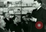 Standbild Einwanderer und Flüchtlinge lernen Nutzung von Telefon New York United States USA, 1941, aus Sekunde 36 historischem Filmmaterial Videoclip 65675065923