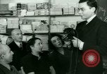 Standbild Einwanderer und Flüchtlinge lernen Nutzung von Telefon New York United States USA, 1941, aus Sekunde 38 historischem Filmmaterial Videoclip 65675065923