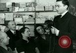 Standbild Einwanderer und Flüchtlinge lernen Nutzung von Telefon New York United States USA, 1941, aus Sekunde 39 historischem Filmmaterial Videoclip 65675065923