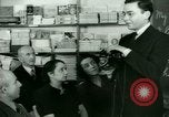 Standbild Einwanderer und Flüchtlinge lernen Nutzung von Telefon New York United States USA, 1941, aus Sekunde 41 historischem Filmmaterial Videoclip 65675065923