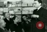 Standbild Einwanderer und Flüchtlinge lernen Nutzung von Telefon New York United States USA, 1941, aus Sekunde 42 historischem Filmmaterial Videoclip 65675065923