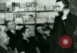 Standbild Einwanderer und Flüchtlinge lernen Nutzung von Telefon New York United States USA, 1941, aus Sekunde 43 historischem Filmmaterial Videoclip 65675065923
