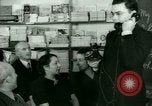 Standbild Einwanderer und Flüchtlinge lernen Nutzung von Telefon New York United States USA, 1941, aus Sekunde 44 historischem Filmmaterial Videoclip 65675065923