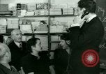 Standbild Einwanderer und Flüchtlinge lernen Nutzung von Telefon New York United States USA, 1941, aus Sekunde 45 historischem Filmmaterial Videoclip 65675065923