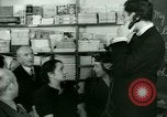 Standbild Einwanderer und Flüchtlinge lernen Nutzung von Telefon New York United States USA, 1941, aus Sekunde 46 historischem Filmmaterial Videoclip 65675065923