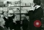 Standbild Einwanderer und Flüchtlinge lernen Nutzung von Telefon New York United States USA, 1941, aus Sekunde 47 historischem Filmmaterial Videoclip 65675065923