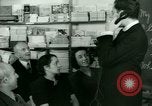Standbild Einwanderer und Flüchtlinge lernen Nutzung von Telefon New York United States USA, 1941, aus Sekunde 48 historischem Filmmaterial Videoclip 65675065923