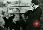 Standbild Einwanderer und Flüchtlinge lernen Nutzung von Telefon New York United States USA, 1941, aus Sekunde 49 historischem Filmmaterial Videoclip 65675065923