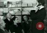 Standbild Einwanderer und Flüchtlinge lernen Nutzung von Telefon New York United States USA, 1941, aus Sekunde 50 historischem Filmmaterial Videoclip 65675065923