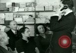 Standbild Einwanderer und Flüchtlinge lernen Nutzung von Telefon New York United States USA, 1941, aus Sekunde 51 historischem Filmmaterial Videoclip 65675065923
