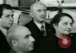 Standbild Einwanderer und Flüchtlinge lernen Nutzung von Telefon New York United States USA, 1941, aus Sekunde 53 historischem Filmmaterial Videoclip 65675065923