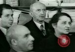 Standbild Einwanderer und Flüchtlinge lernen Nutzung von Telefon New York United States USA, 1941, aus Sekunde 56 historischem Filmmaterial Videoclip 65675065923