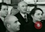 Standbild Einwanderer und Flüchtlinge lernen Nutzung von Telefon New York United States USA, 1941, aus Sekunde 57 historischem Filmmaterial Videoclip 65675065923