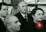 Standbild Einwanderer und Flüchtlinge lernen Nutzung von Telefon New York United States USA, 1941, aus Sekunde 59 historischem Filmmaterial Videoclip 65675065923