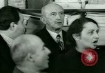 Standbild Einwanderer und Flüchtlinge lernen Nutzung von Telefon New York United States USA, 1941, aus Sekunde 61 historischem Filmmaterial Videoclip 65675065923