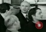 Standbild Einwanderer und Flüchtlinge lernen Nutzung von Telefon New York United States USA, 1941, aus Sekunde 62 historischem Filmmaterial Videoclip 65675065923