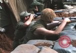 Standbild United States Marine Sniper duty Vietnam Krieg Khe Sanh Vietnam, 1968, aus Sekunde 15 historischem Filmmaterial Videoclip 65675065993