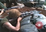 Standbild United States Marine Sniper duty Vietnam Krieg Khe Sanh Vietnam, 1968, aus Sekunde 19 historischem Filmmaterial Videoclip 65675065993
