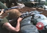 Standbild United States Marine Sniper duty Vietnam Krieg Khe Sanh Vietnam, 1968, aus Sekunde 20 historischem Filmmaterial Videoclip 65675065993