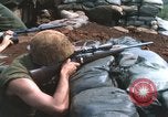 Standbild United States Marine Sniper duty Vietnam Krieg Khe Sanh Vietnam, 1968, aus Sekunde 22 historischem Filmmaterial Videoclip 65675065993